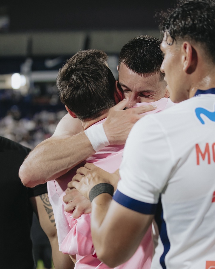 乐鱼-热泪盈眶！利马联盟球员与梅西换球衣后落泪，球员右腿有梅西文身