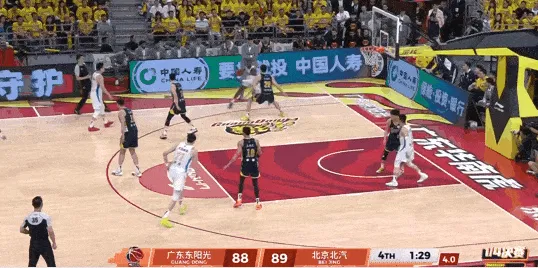 乐鱼直播-胡明轩关键封盖杰曼，但后者生突王少杰强硬上篮命中